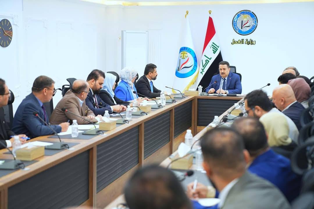 خلال زيارته الى وزارة العدل .. السيد رئيس مجلس الوزراء المهندس محمد شياع السوداني يؤكد ضرورة التحول الكامل للأتمتة والعمل الإلكتروني في دوائر وزارة العدل كافة