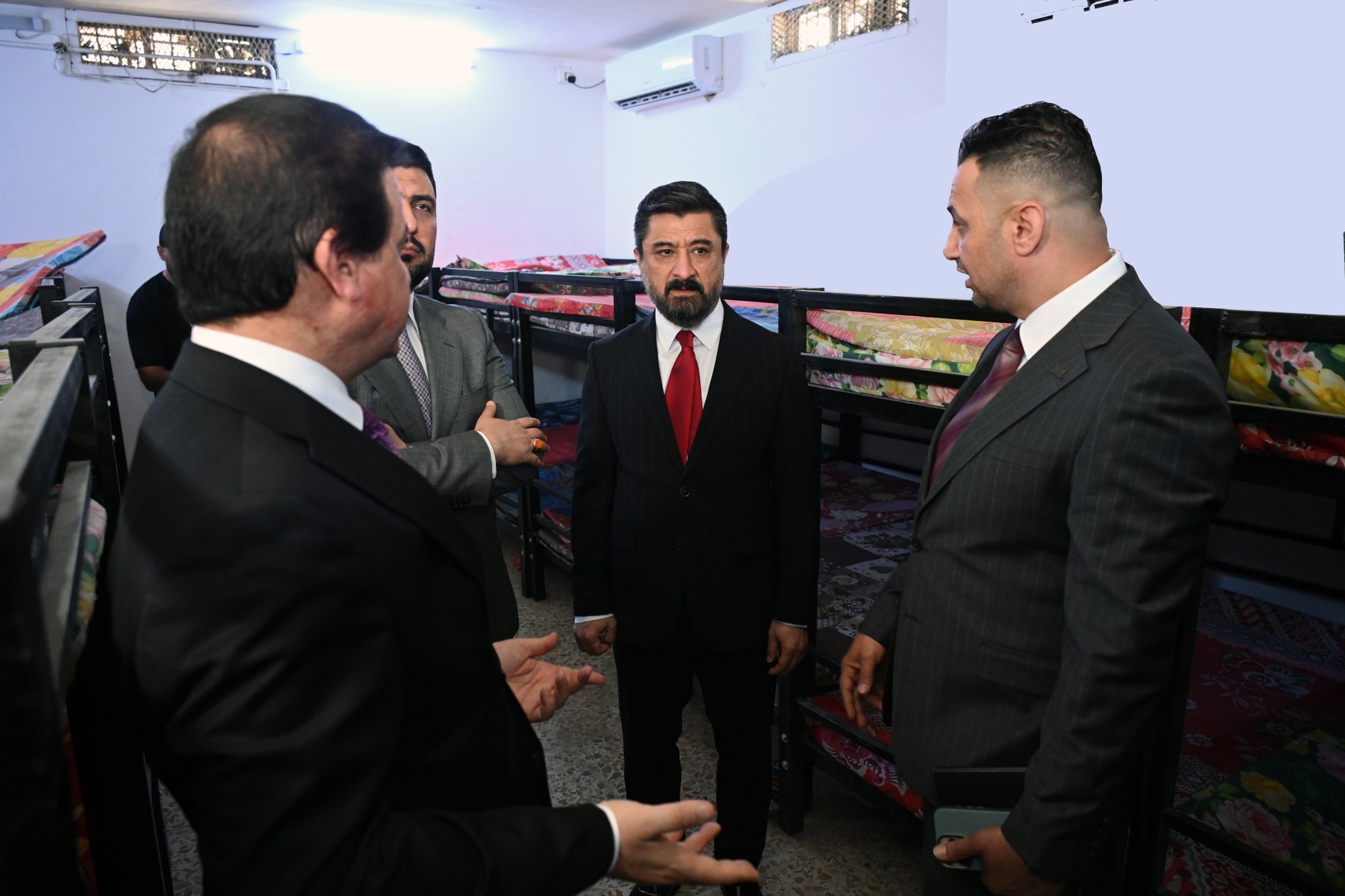 للاطلاع المباشر على أوضاع النزلاء.. وزير العدل يجري زيارة تفقدية إلى سجن الرصافة الرابعة و يوجه بتوفير كافة المستلزمات المطلوبة بما ينسجم مع مبادئ حقوق الانسان