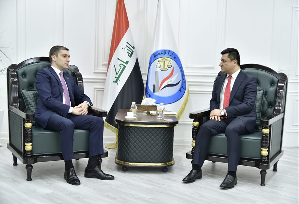 وزير العدل د. خالد شواني يبحث مع السفير الأذربيجاني لدى العراق عقد اتفاقية  في المجالات العدلية والقانونية وتبادل نقل المحكومين بين البلدين . 