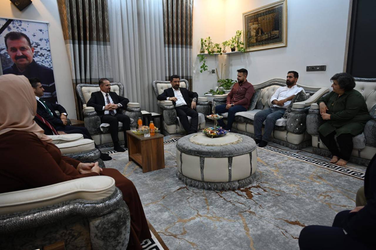 وزير العدل يزور عائلة المغفور له المدير العام الأسبق لدائرة الكتاب العدول ويشيد بإسهاماته البارزة في خدمة الوزارة
