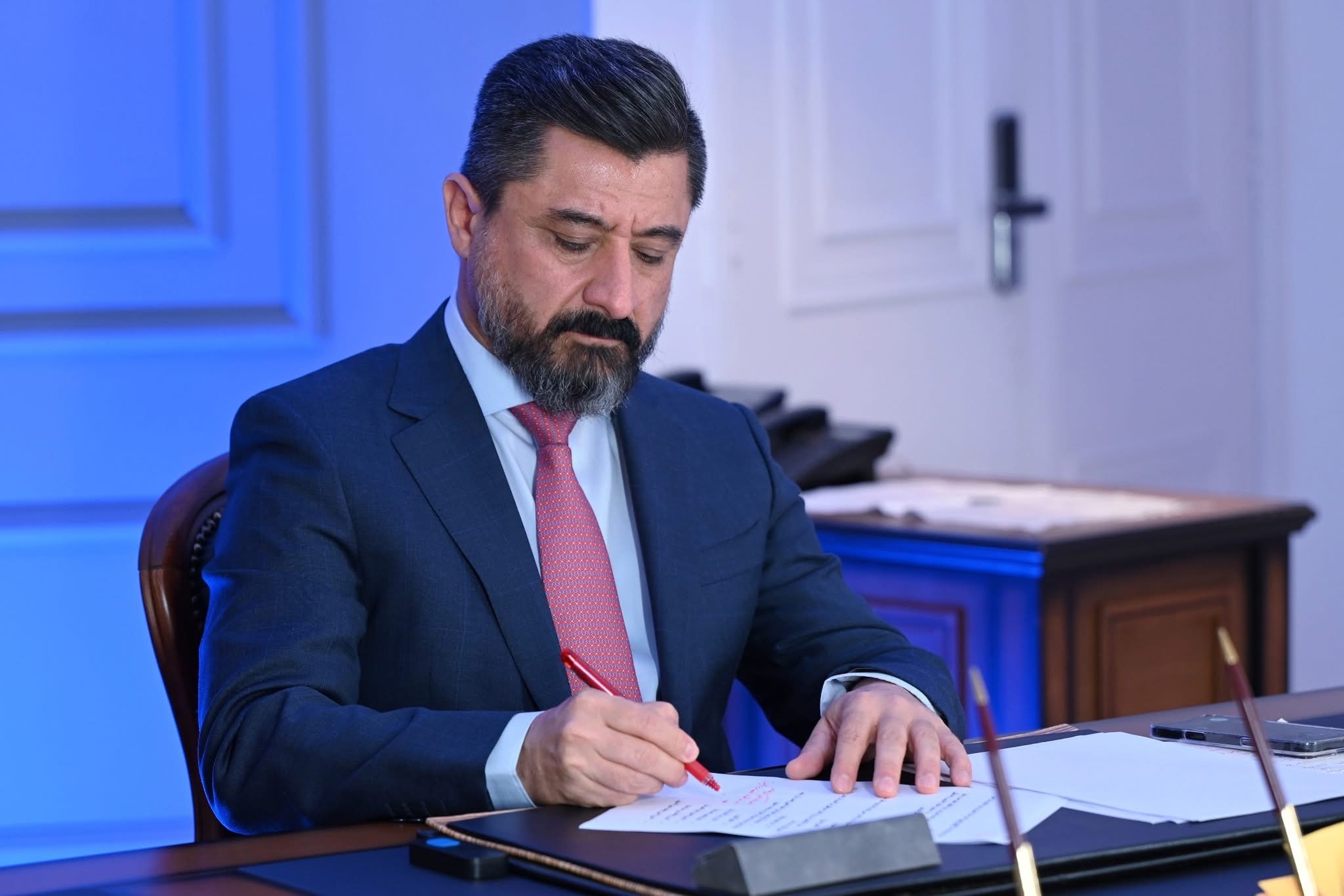 بناءً على الطلب المقدم من معالي وزير العدل .. السيد رئيس مجلس الوزراء يوافق على تخصيص قطع أراضٍ لجميع موظفي وزارة العدل في بغداد والمحافظات