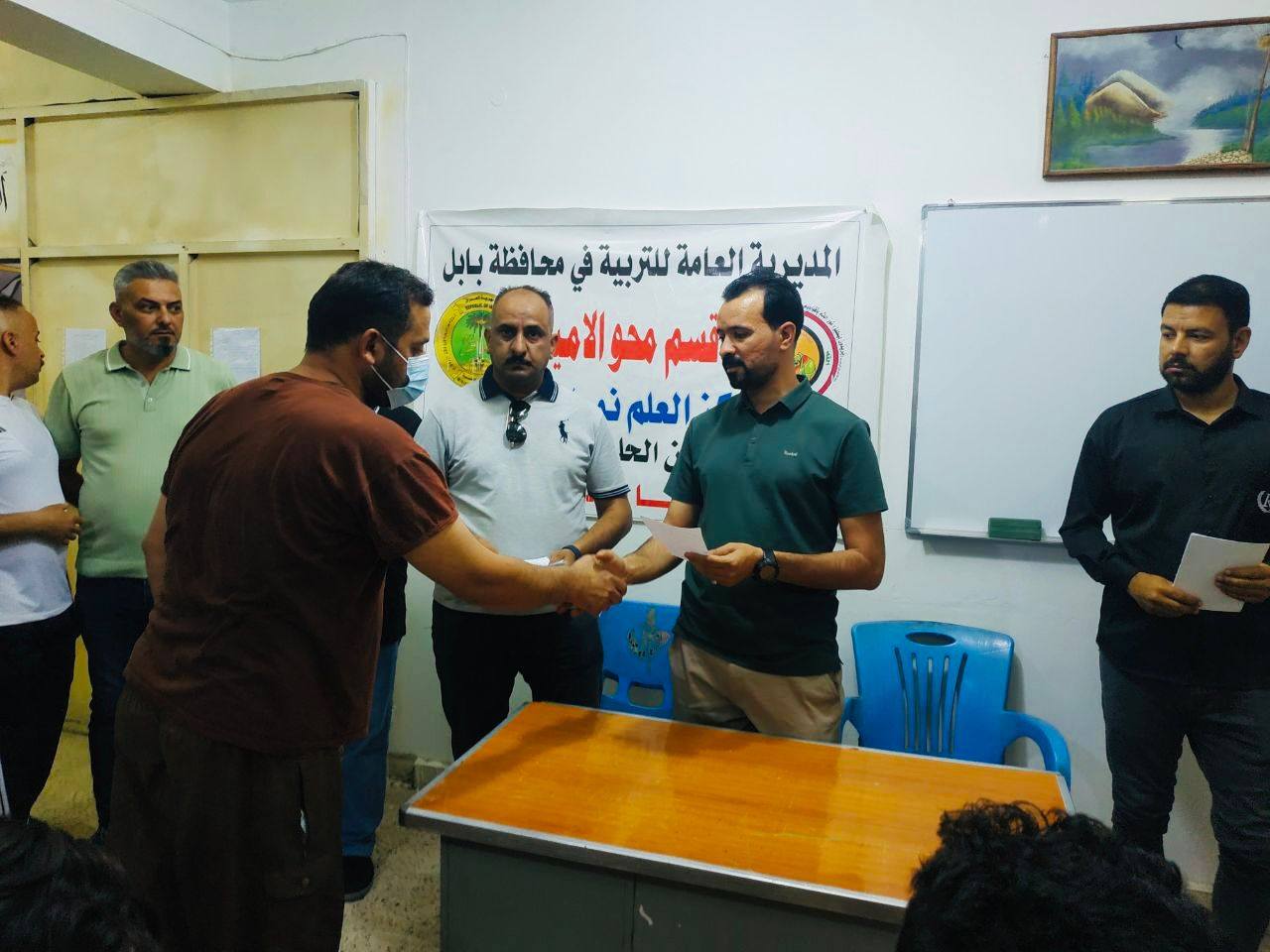توزيع نتائج محو الأمية وتكريم المتميزين في سجن الحلة المركزي