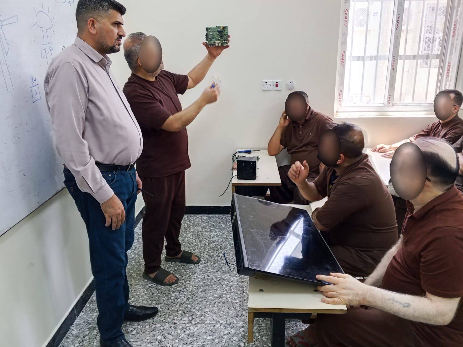 سجن الناصرية الإصلاحي ينظم ورشة لتعليم النزلاء صيانة الشاشات الإلكترونية الذكية