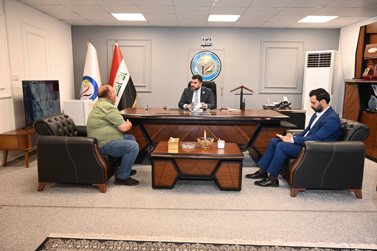 مدير عام دائرة التنفيذ يلتقي عددا من المواطنين للاستماع الى مشاكلهم وتسهيل انجاز معاملاتهم