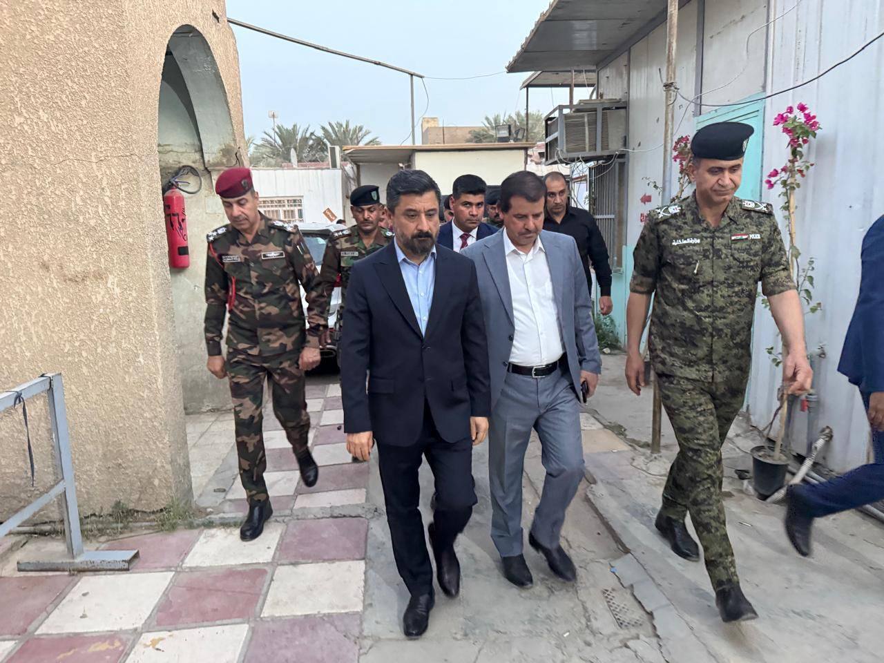 على خلفية حادثة هروب نزيلين من سجن الحلة… وزير العدل يعلن من محافظة بابل عن إلقاء القبض على النزيلين الفارين ويوجّه بإعفاء مدير السجن ومعاونيه وتشكيل لجنة تحقيقية مشتركة بين العدل والداخلية للتحقيق في الحادثة.