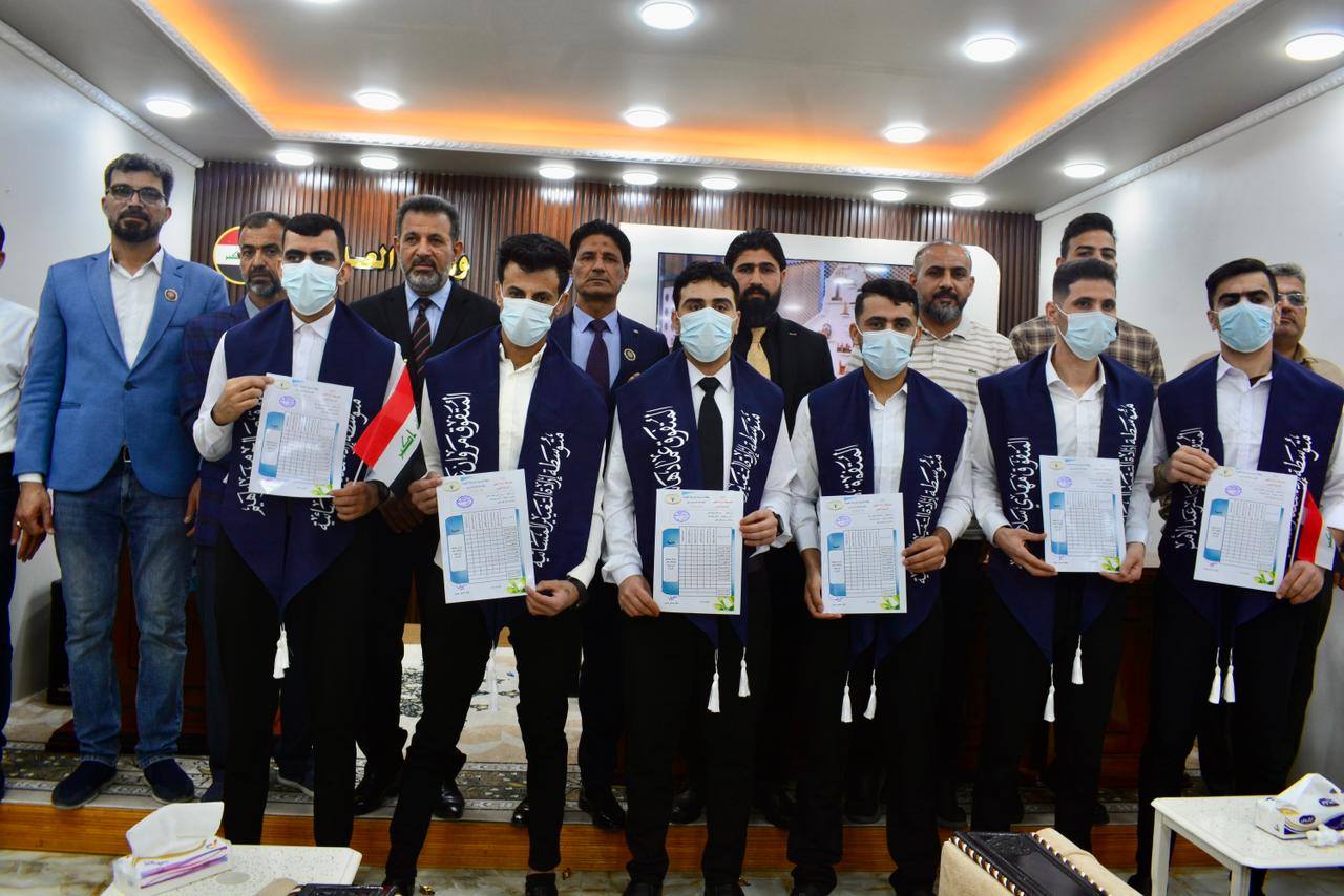 سجن الناصرية المركزي يكرم (6) من الطلبة النزلاء المتفوقين بعد حصولهم على الإعفاء العام للدراسة المتوسطة بحضور ذويهم