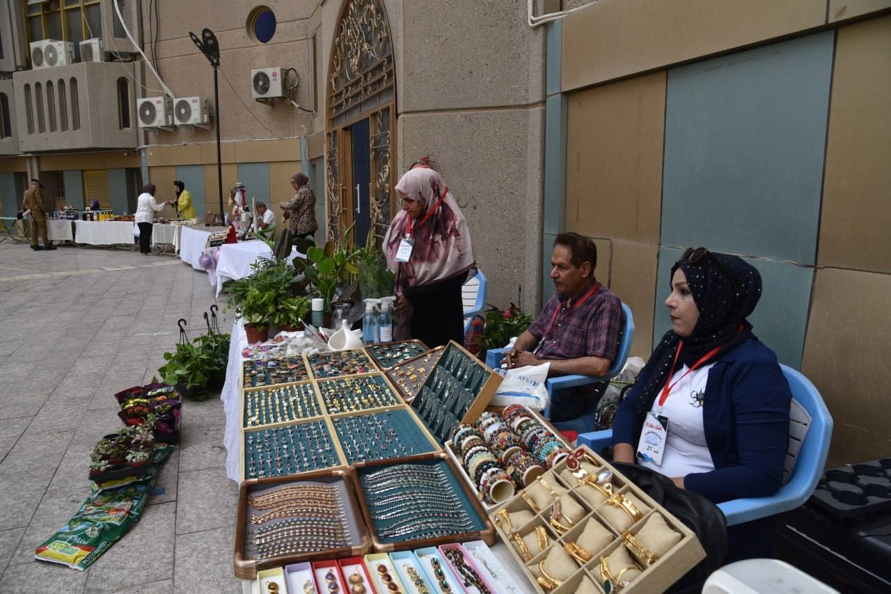 لجنة العمل التطوعي في وزارة العدل تقيم بازاراً خيرياً لدعم العوائل المنتجة وأصحاب الحرف اليدوية