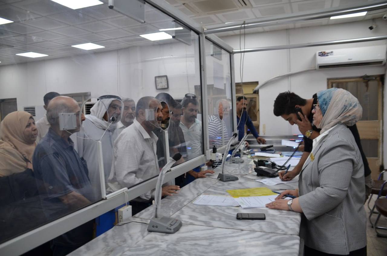مدير عام دائرة التسجيل العقاري تلتقي عددا من المواطنين للاستماع إلى آرائهم وملاحظاتهم التقت مدير عام دائرة التسجيل العقاري، السيدة ابتسام رحيم عبد الله، اليوم الثلاثاء بعدد من المواطنين في مقر الدائرة. جاء هذا اللقاء بهدف الاستماع إلى ملاحظات المواطنين حول الخدمات المقدمة ومعرفة التحديات التي تواجههم. وخلال اللقاء، أكدت المدير العام حرص الدائرة على تسهيل إجراءات التسجيل العقاري وتحسين جودة الخدمات، كما شددت على أهمية التواصل المستمر مع المواطنين لتلبية احتياجاتهم بشكل أفضل.