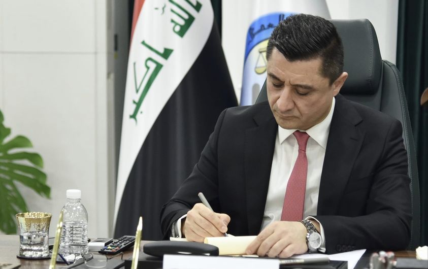 وزير العدل يصادق على مشروع تعليمات الرتب والزي وشعار دائرتي الإصلاح والاحداث