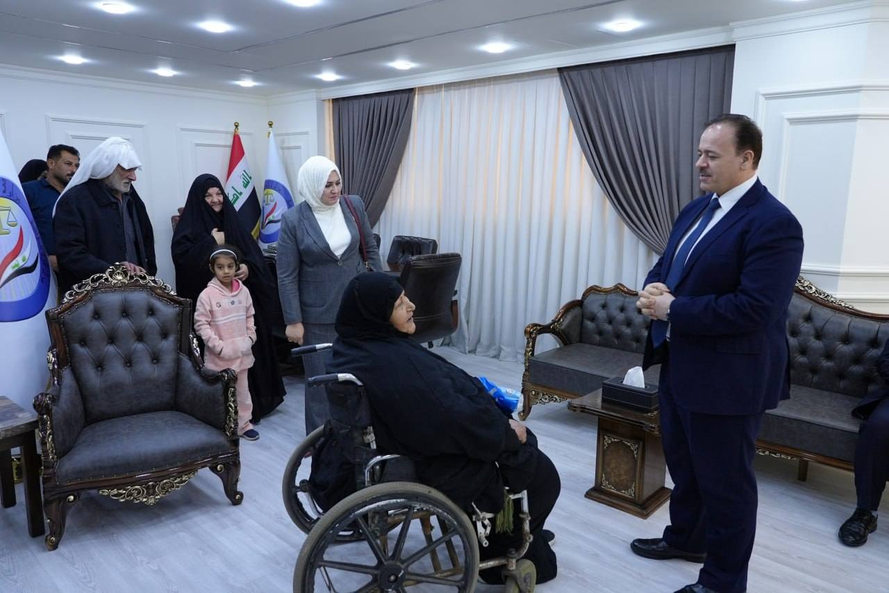 وكيل وزارة العدل للشؤون الادارية والمالية يستقبل المواطنين للاستماع لمقترحاتهم وشكاواهم