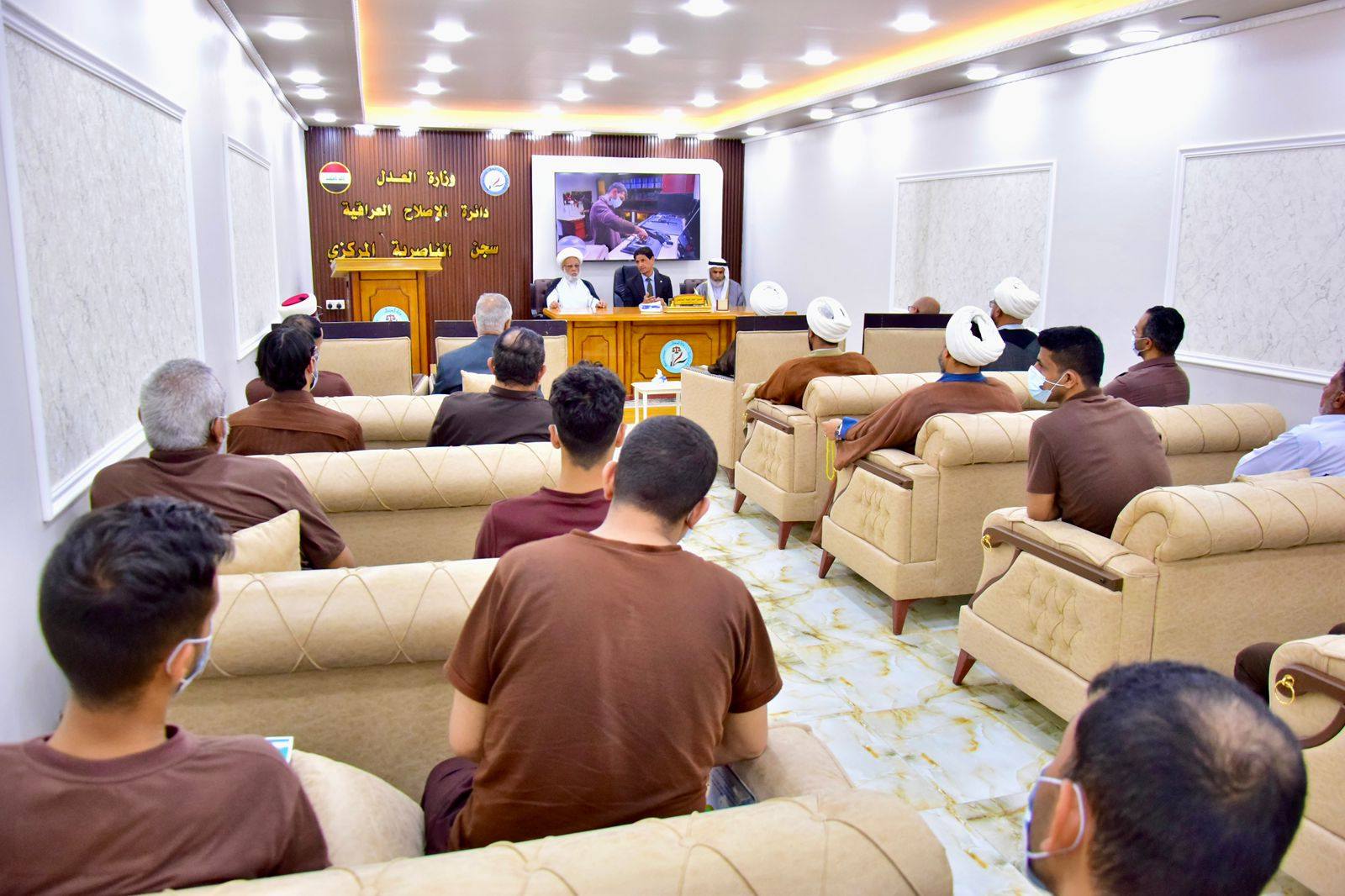 ضمن سلسلة البرامج الاصلاحية والتأهيلية المعتمدة .. وفدا العتبة الحسينية والوقف السني بذي قار يشيدان بتنظيم الفعاليات الدينية في سجن الناصرية المركزي