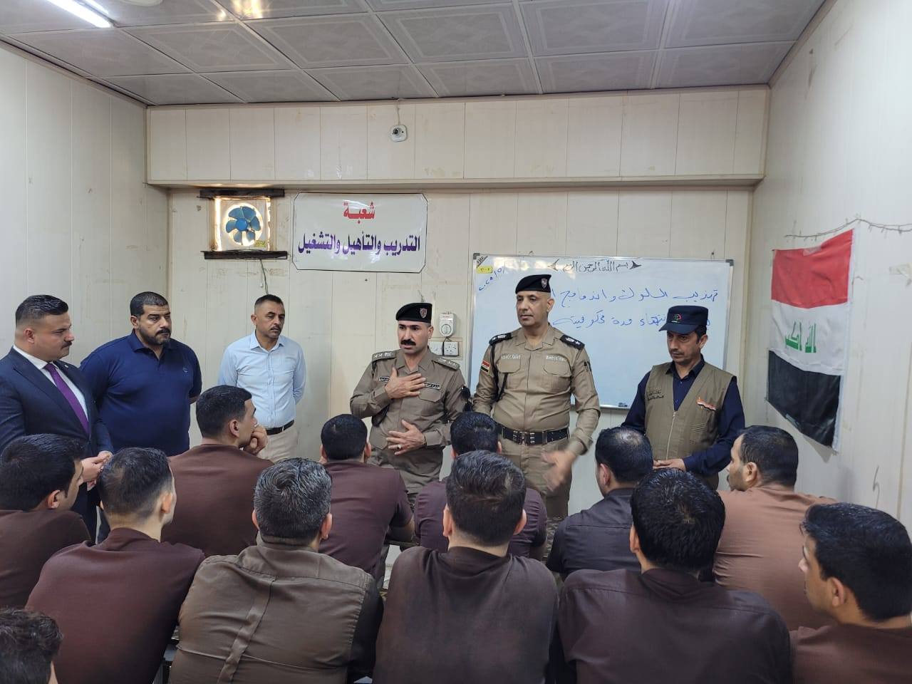 سجن ديالى المركزي بالتعاون مع الشرطة المجتمعية في المحافظة ينظم محاضرة توعوية لتأهيل النزلاء بعد اطلاق سراحهم