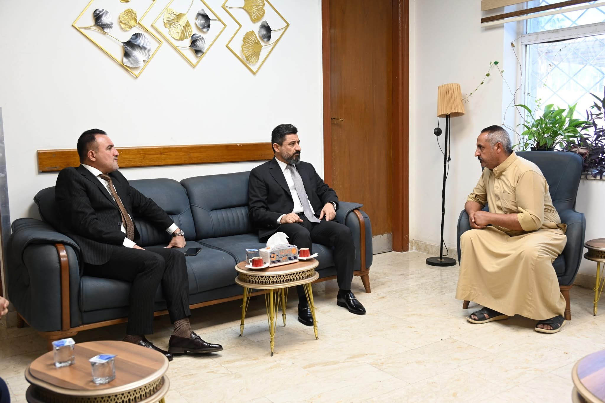 بعد إصابته في حريق سجن بغداد المركزي .. وزير العدل يطمئن على صحة المنتسب في دائرة الإصلاح العراقية ويؤكد دعم الوزارة لمنتسبيها