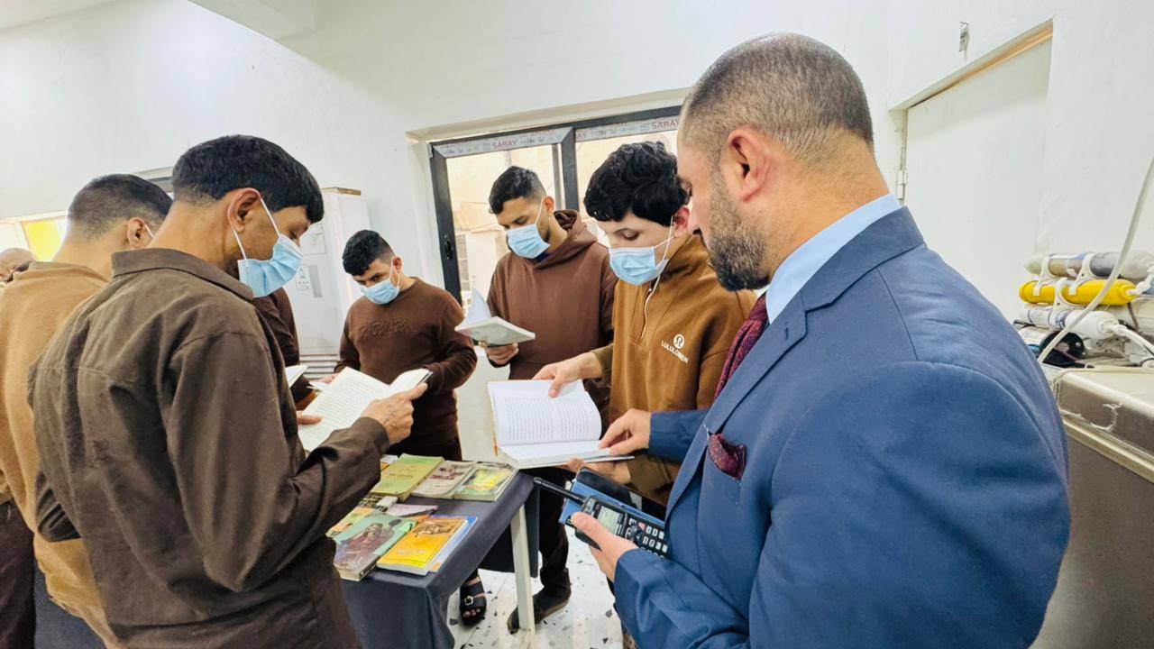 سجن الحلة المركزي ينظّم معرضاً للكتاب دعماً للبرامج الثقافية والتأهيلية للنزلاء