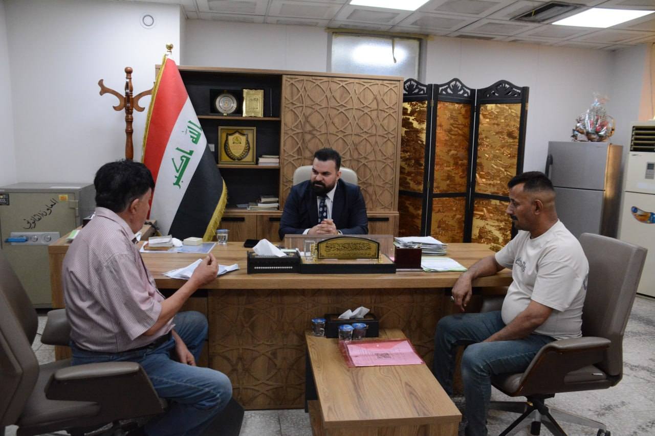 معاون مدير عام دائرة التسجيل العقاري للشؤون القانونية يلتقي عدداً من المواطنين لمتابعة معاملاتهم