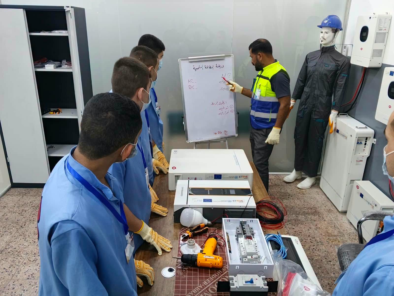لتطبيق برامج التأهيل والاصلاح.. دار ملاحظة الأحداث في نينوى / للذكور تعلن اطلاق برنامج مهني لتعليم المودعين صيانة ونصب خلايا الطاقة الشمسية