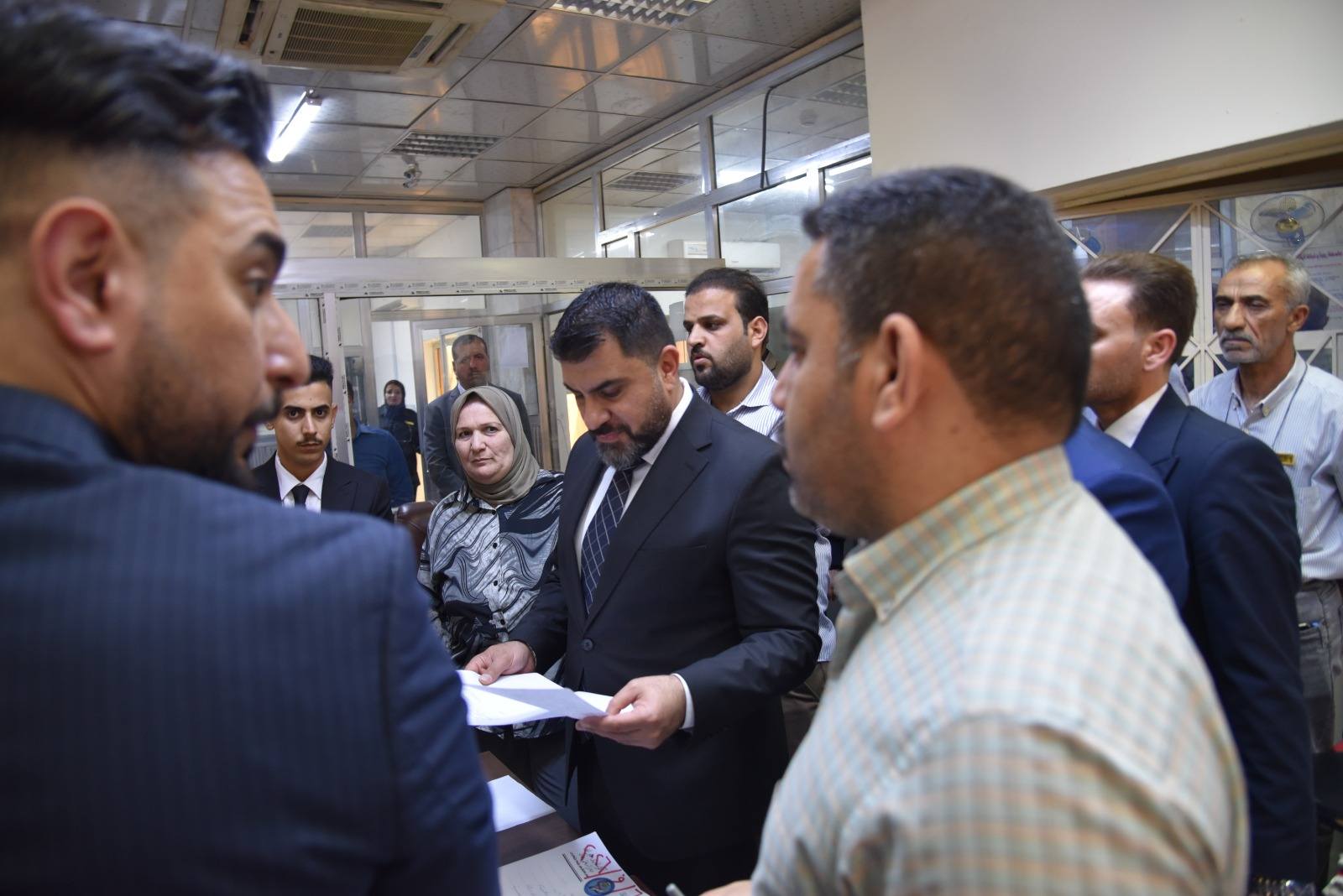 مدير عام دائرة التنفيذ يشرف ميدانياً على المراحل النهائية لإطلاق نظام أتمتة المعاملات في مديرية تنفيذ الشعب