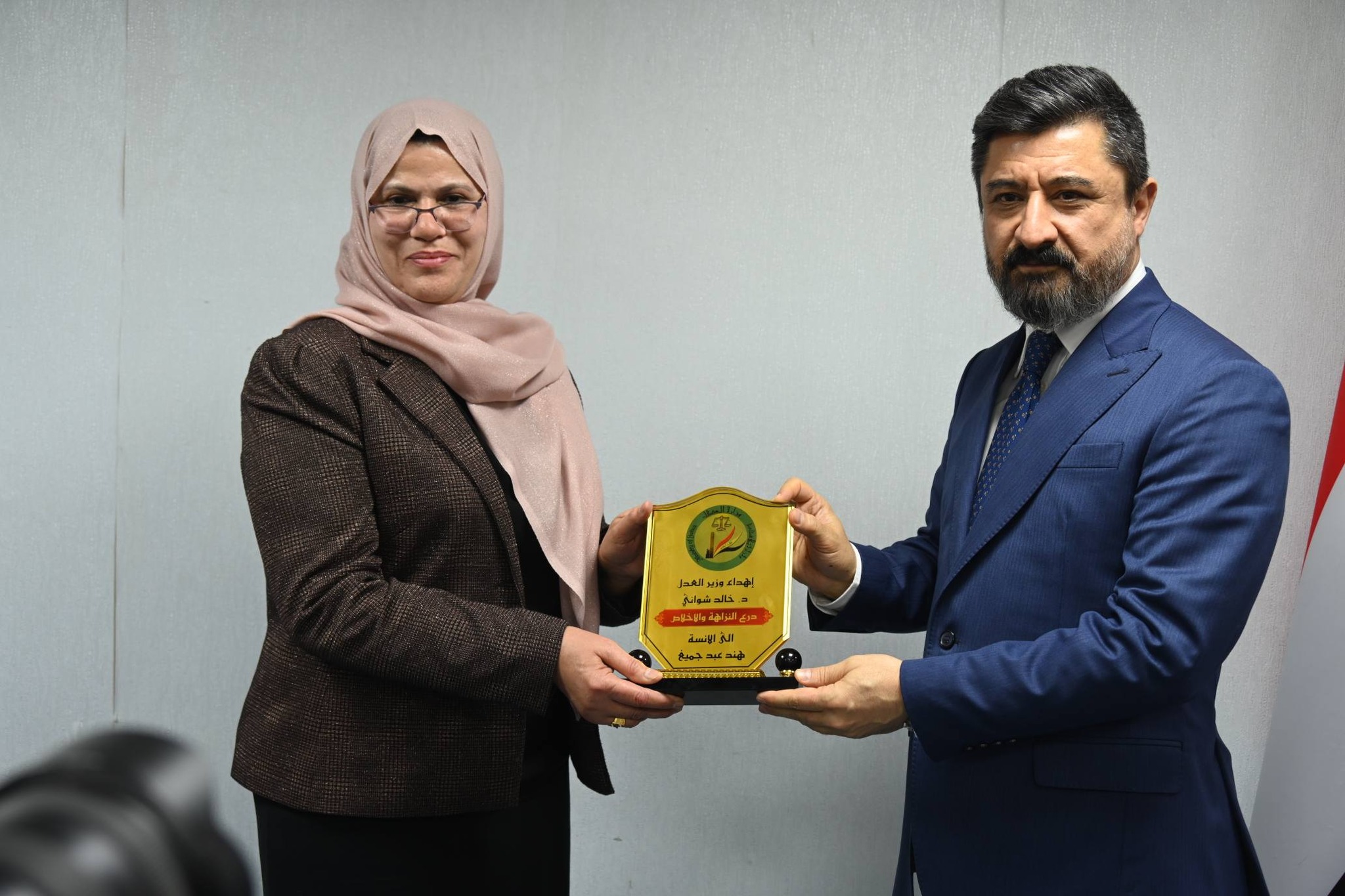 وزير العدل د. خالد شواني يكرم مدير عام دائرة رعاية القاصرين بمناسبة بلوغها السن القانوني للتقاعد