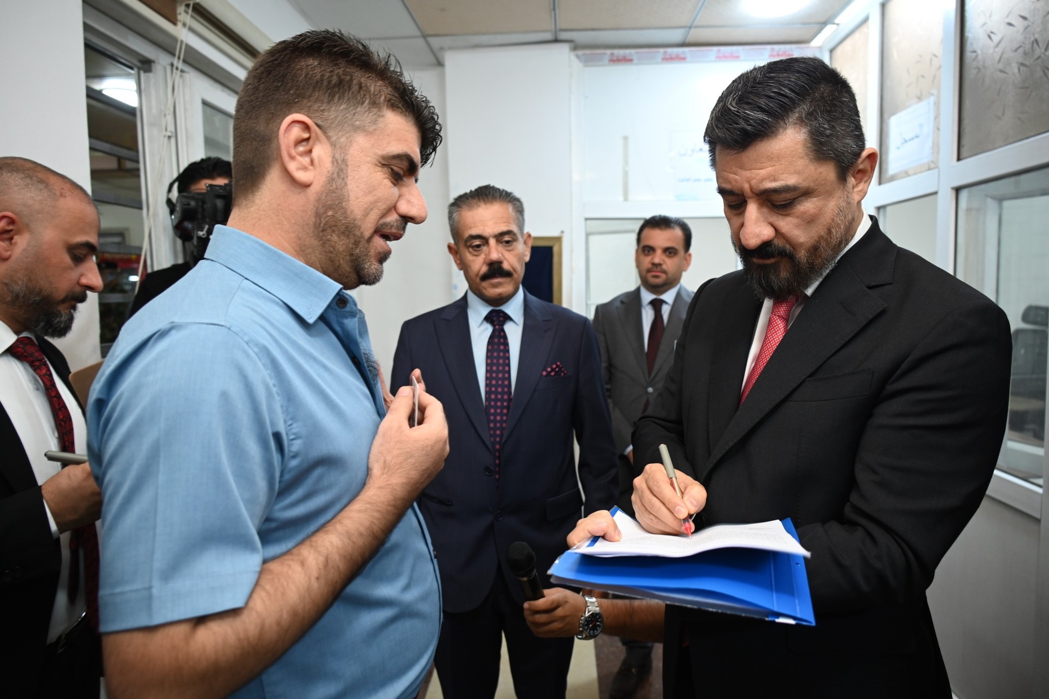 ضمن زيارته للدوائر العدلية في نينوى .. وزير العدل د. خالد شواني يتفقد مديرية التسجيل العقاري في المحافظة ويوجه بتوفير كافة مستلزمات ومتطلبات العمل فيها