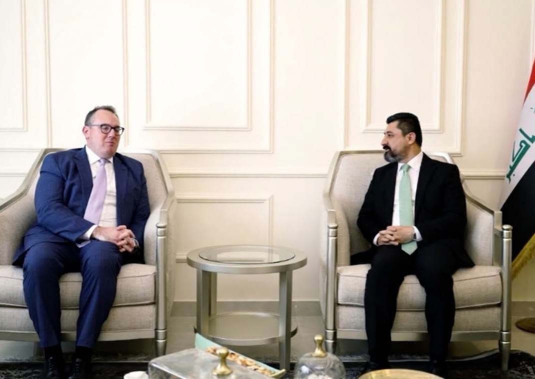 وزير العدل يستقبل القائم بأعمال السفارة الأميركية في بغداد ويبحث ملف السجناء الأجانب المنقولين من سوريا والتعاون القانوني والعدلي بين البلدين