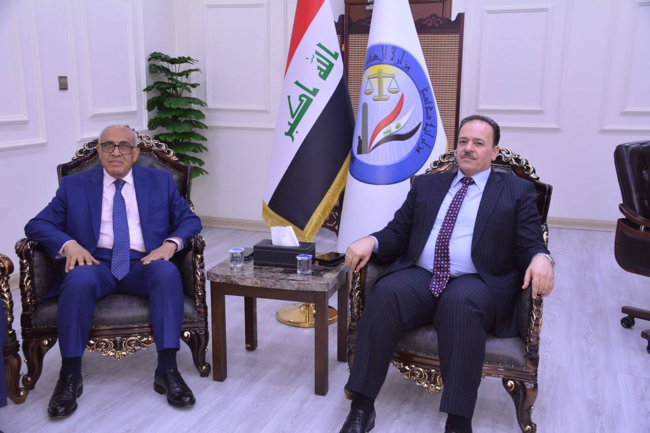 وكيل وزارة العدل للشؤون الادارية والمالية يبحث مع وفد كلية المنصور آفاق التعاون لتطوير تعليم النزلاء داخل الأقسام الإصلاحية