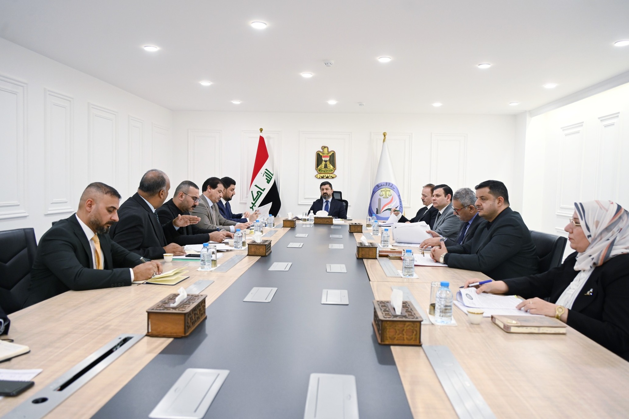 وجّه وزير العدل، الدكتور خالد شواني، خلال اجتماع موسع في مقر الوزارة، بتشكيل لجنتين متخصصتين لإعداد مشروع قانون جديد للإصلاح والمودَعين، بما يواكب التطورات التشريعية والمعايير الدولية لحقوق الإنسان، ويهدف لتحويل السجون إلى بيئة إصلاحية وتأهيلية تسهم في إعادة دمج النزلاء بالمجتمع.