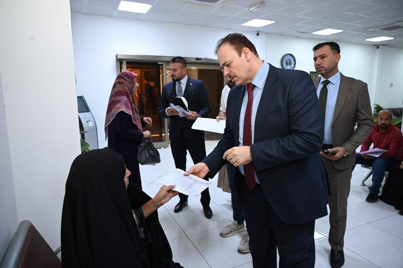 وكيل وزارة العدل للشؤون الإدارية والمالية يلتقي عدداً من المواطنين ويؤكد أن خدمة المواطن أولوية أساسية