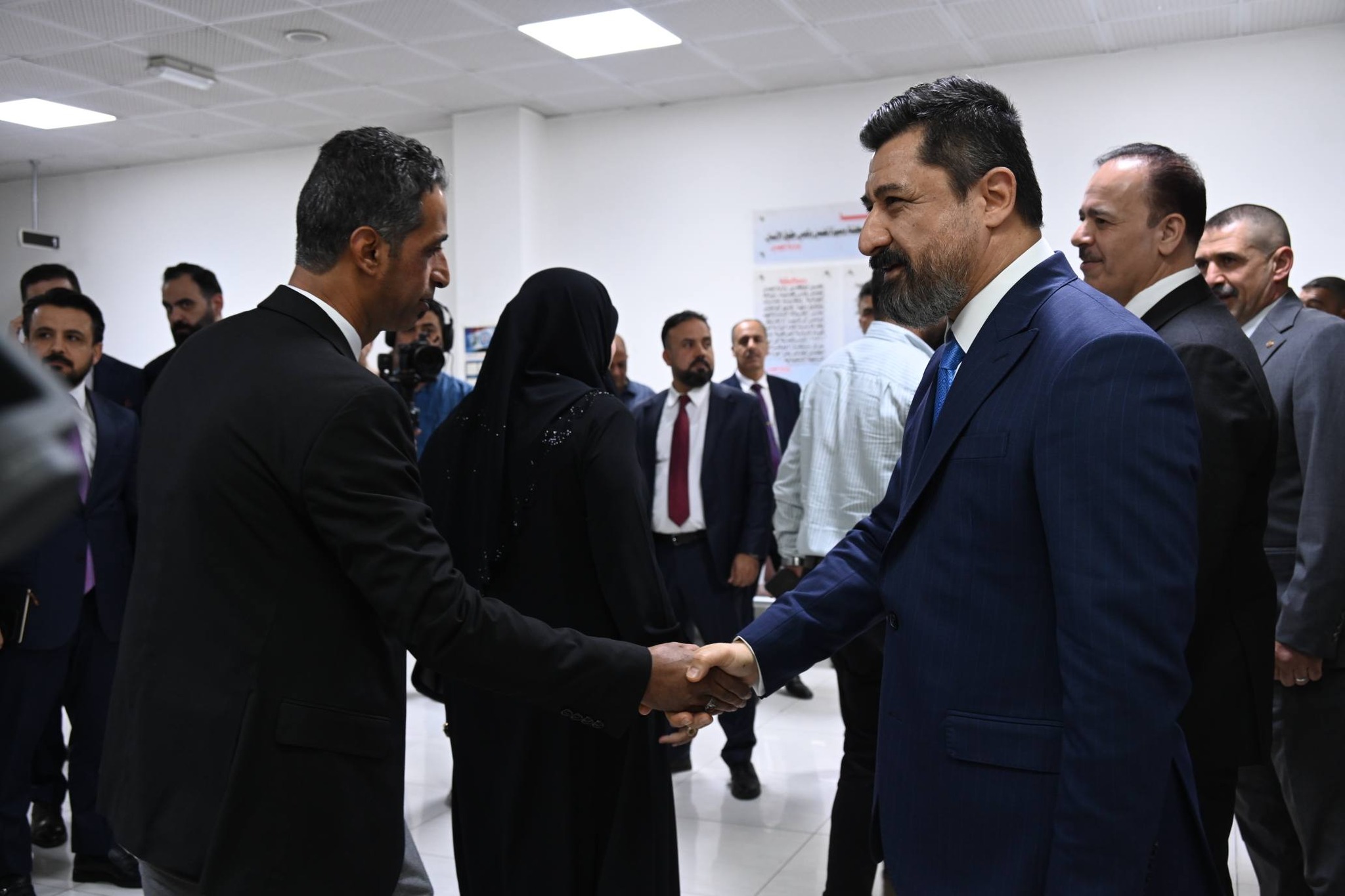 وزير العدل يبدأ يومه الأول بين موظفيه في رسالة واضحة للعمل بروح الفريق الواحد مؤكداً دعمه لهم في أداء واجباتهم لخدمة المواطنين