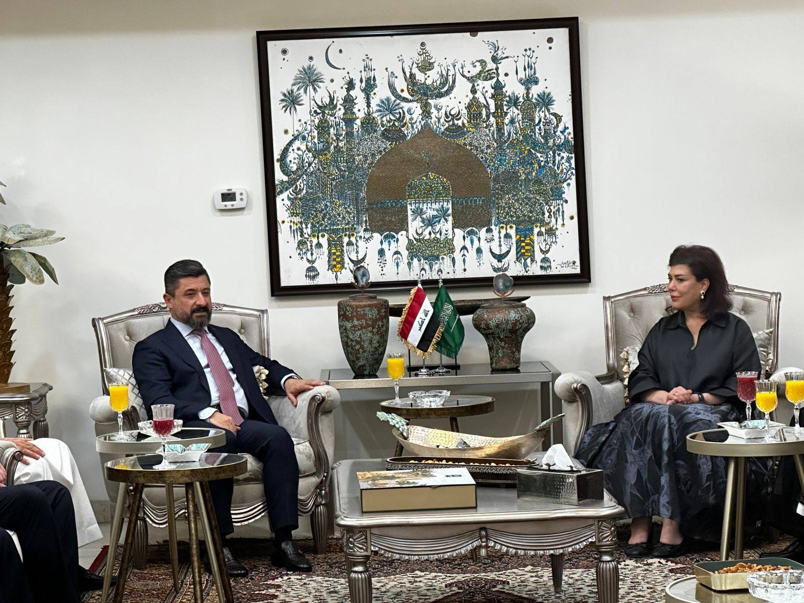 خلال زيارته إلى المملكة العربية السعودية ... وزير العدل يزور مقر السفارة العراقية في الرياض ويلتقي عدد من أبناء الجالية فيها