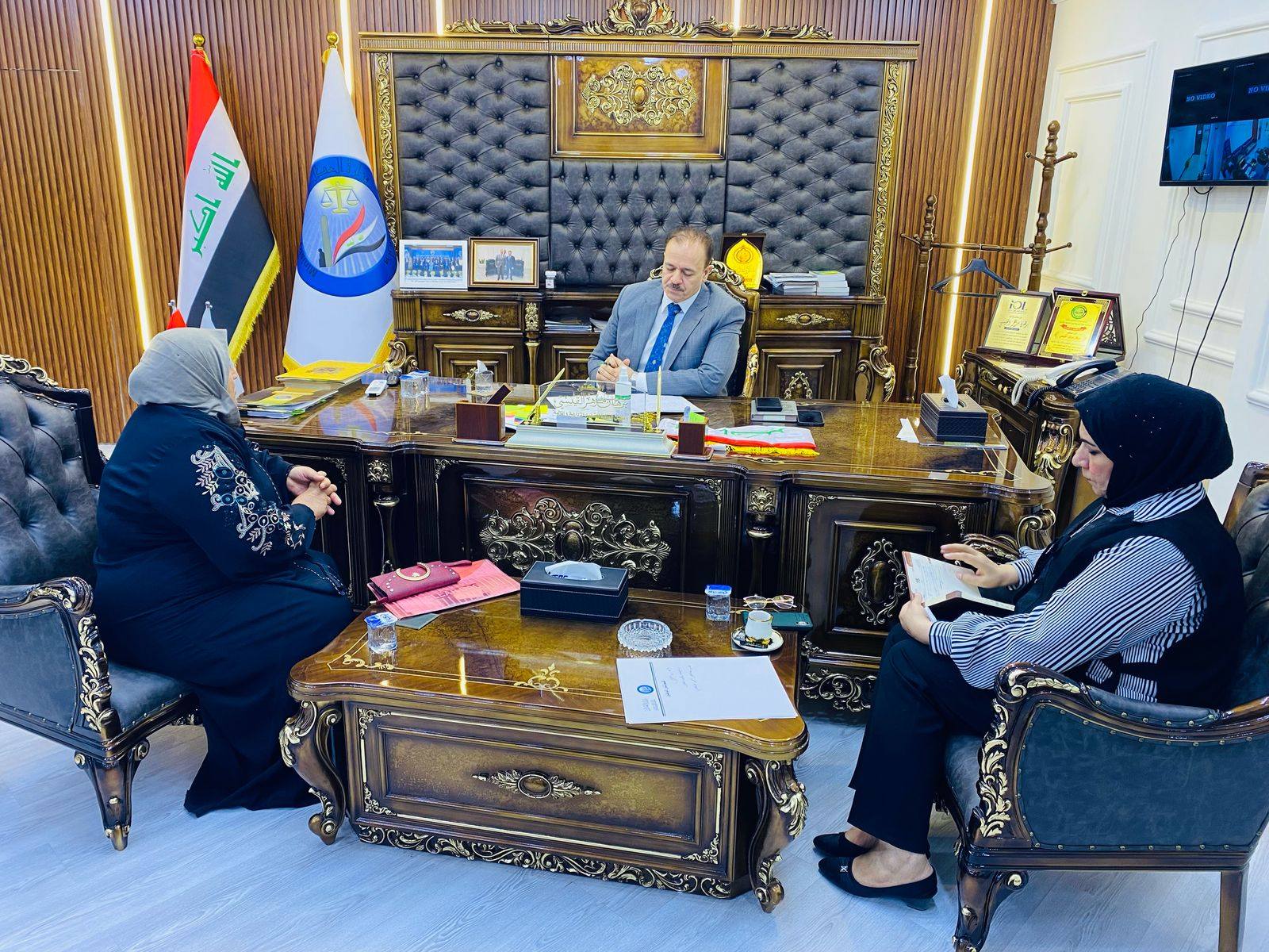 لتسهيل الاجراءات وتبسيطها وكيل وزارة العدل للشؤون الإدارية والمالية د برهان القيسي يستقبل المواطنين في مقر الوزارة