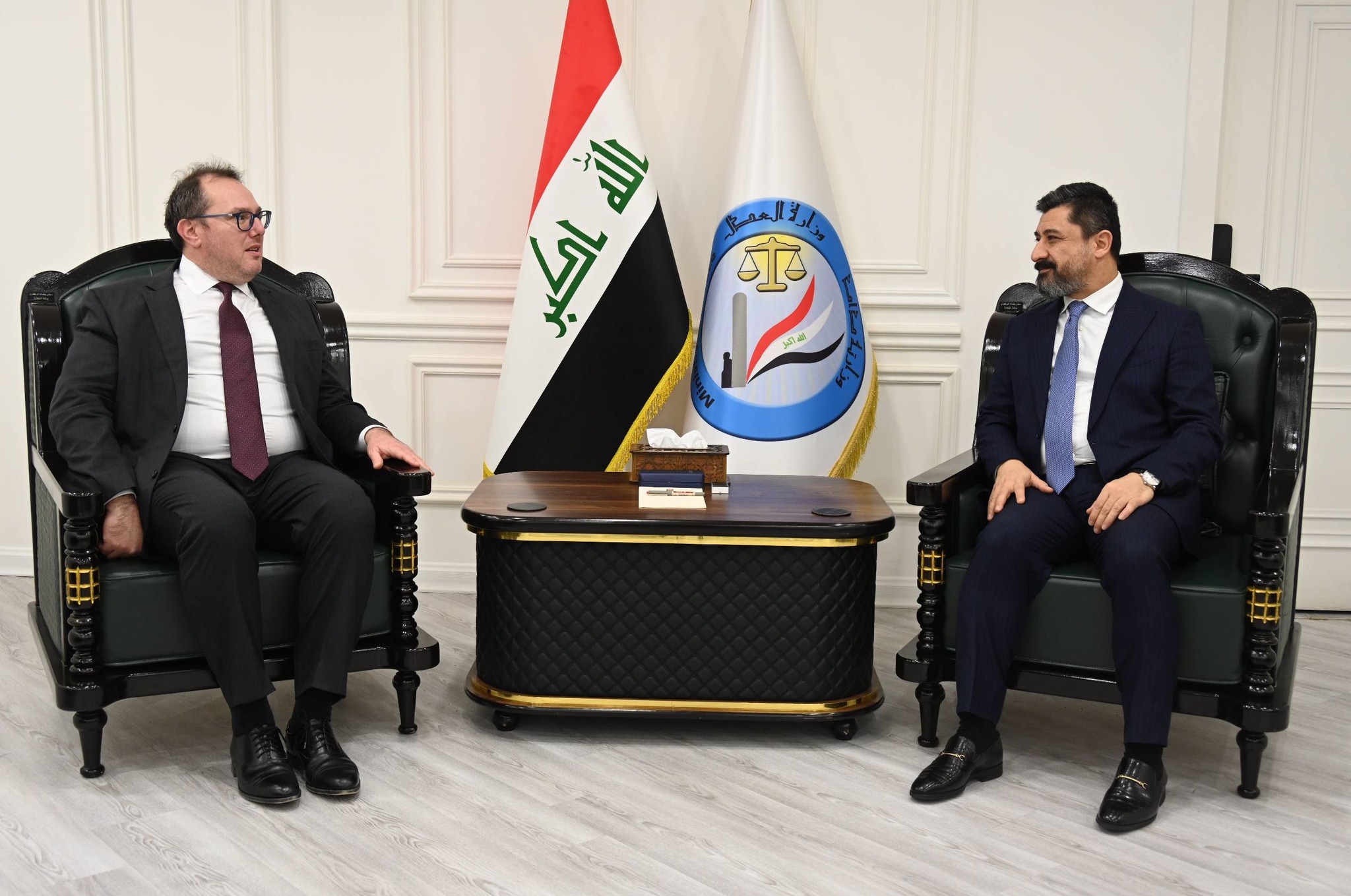 وزير العدل يستقبل القائم بالأعمال في السفارة الأمريكية لدى بغداد ويبحثان آليات التعاون والتنسيق المشترك في ملف استلام المتهمين الأجانب بعد نقلهم من سوريا