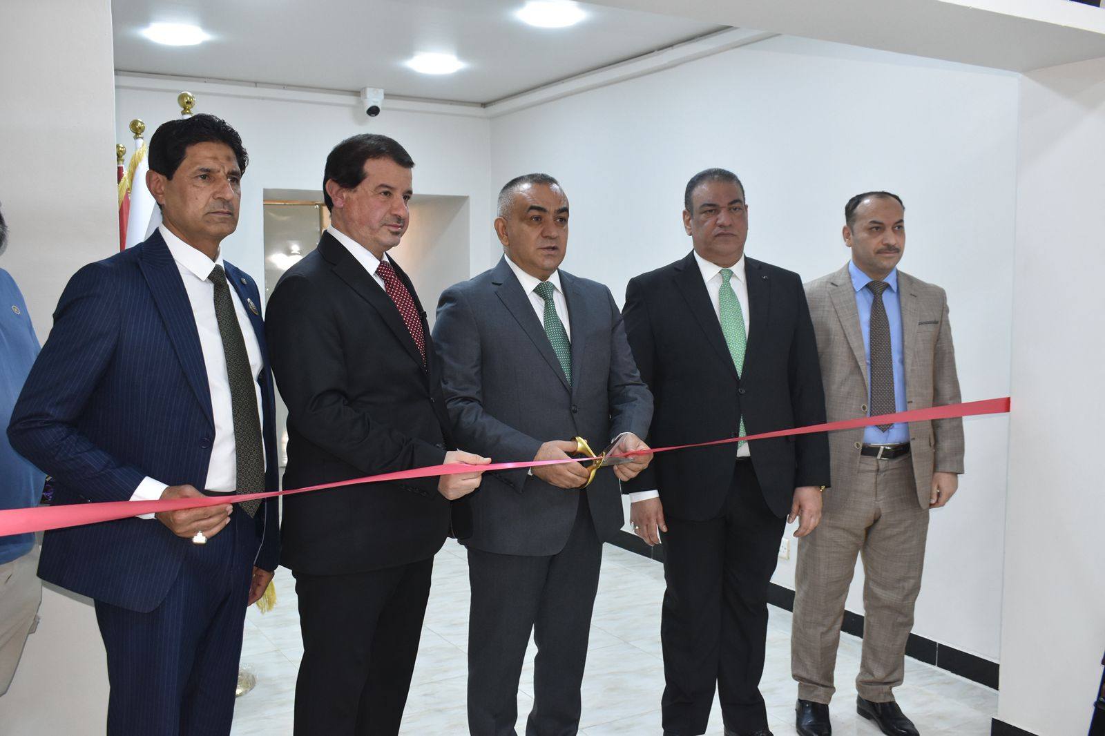 ضمن خطة الوزارة الخاصة بتبسيط الإجراءات وزارة العدل: بالتنسيق مع مجلس القضاء الأعلى، تعلن افتتاح بناية المحاكمة عن بُعد بتقنية (Video Conference) في سجن الناصرية المركزي