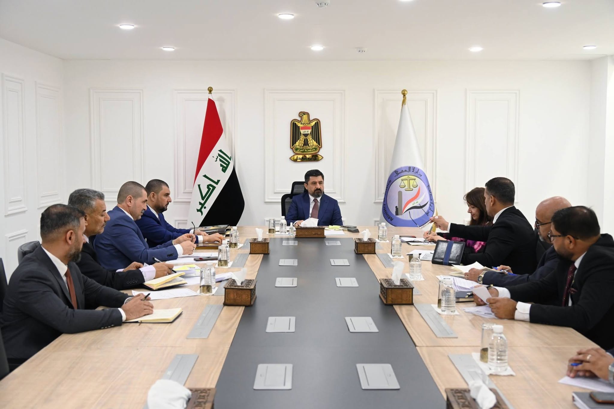 خلال اجتماعه بالكادر المتقدم للدائرة الإدارية والمالية... وزير العدل يوجّه بإعداد خطة لدعم موظفي الوزارة لنيل حقوقهم الإدارية والقانونية وتطوير الموارد البشرية