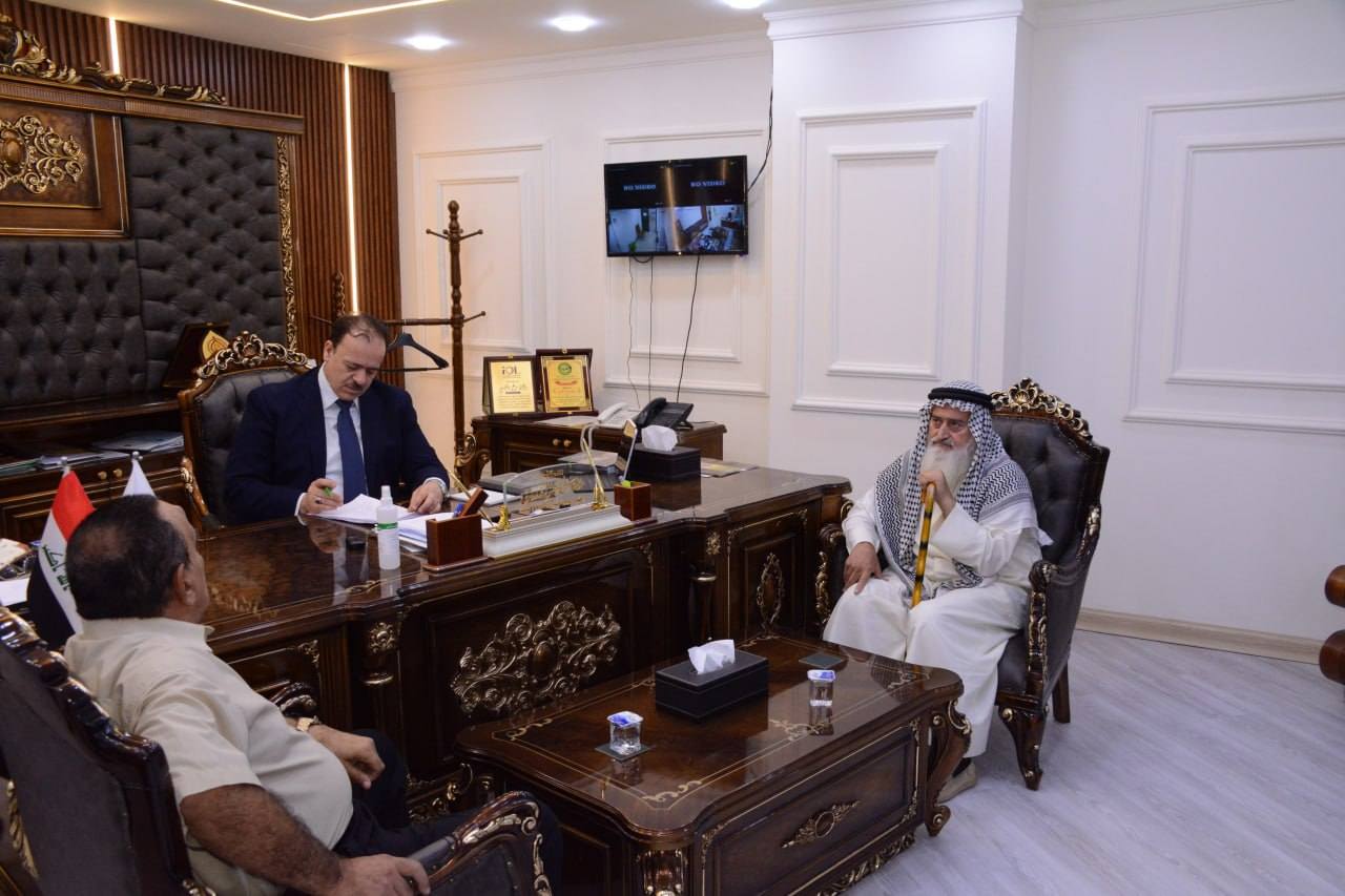 وكيل وزارة العدل للشؤون الإدارية والمالية يستقبل عدداً من المواطنين للاستماع إلى طلباتهم ومقترحاتهم