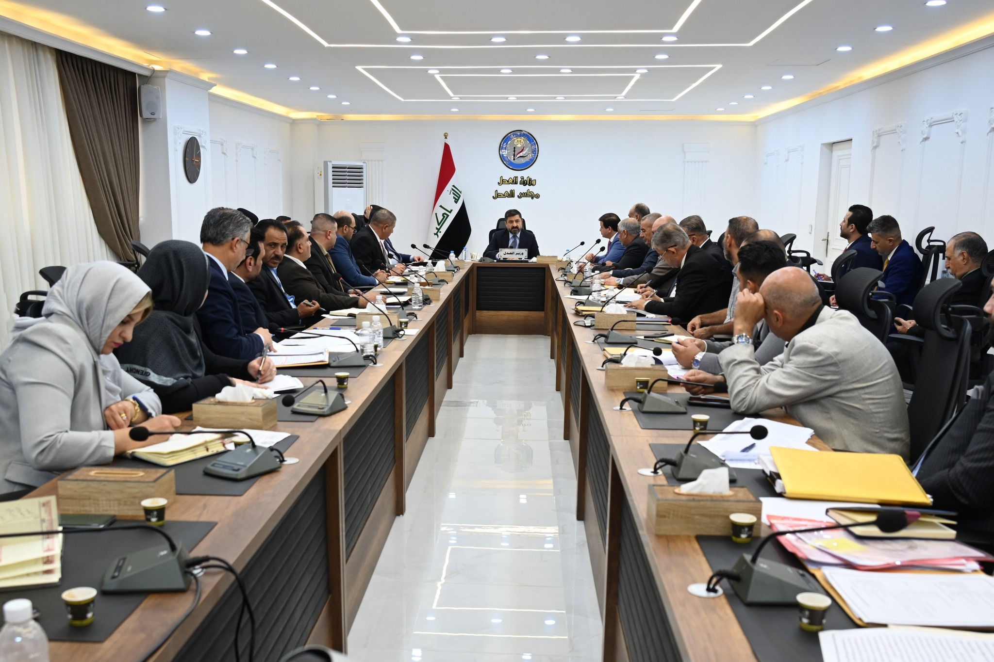 خلال ترؤسه اجتماعاً ضم الكوادر الإدارية في دائرة الإصلاح.. وزير العدل يوجّه بالإسراع بتنفيذ برنامج المواجهة الإلكتروني وتوفير المستلزمات اللوجستية لذلك