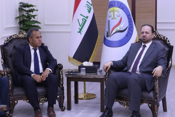 وكيل وزارة العدل للشؤون الإدارية والمالية يبحث مع مدير مشروع مكافحة الفساد وتعزيز التحكيم ادراج العراق ضمن التصنيف العالمي للعدالة