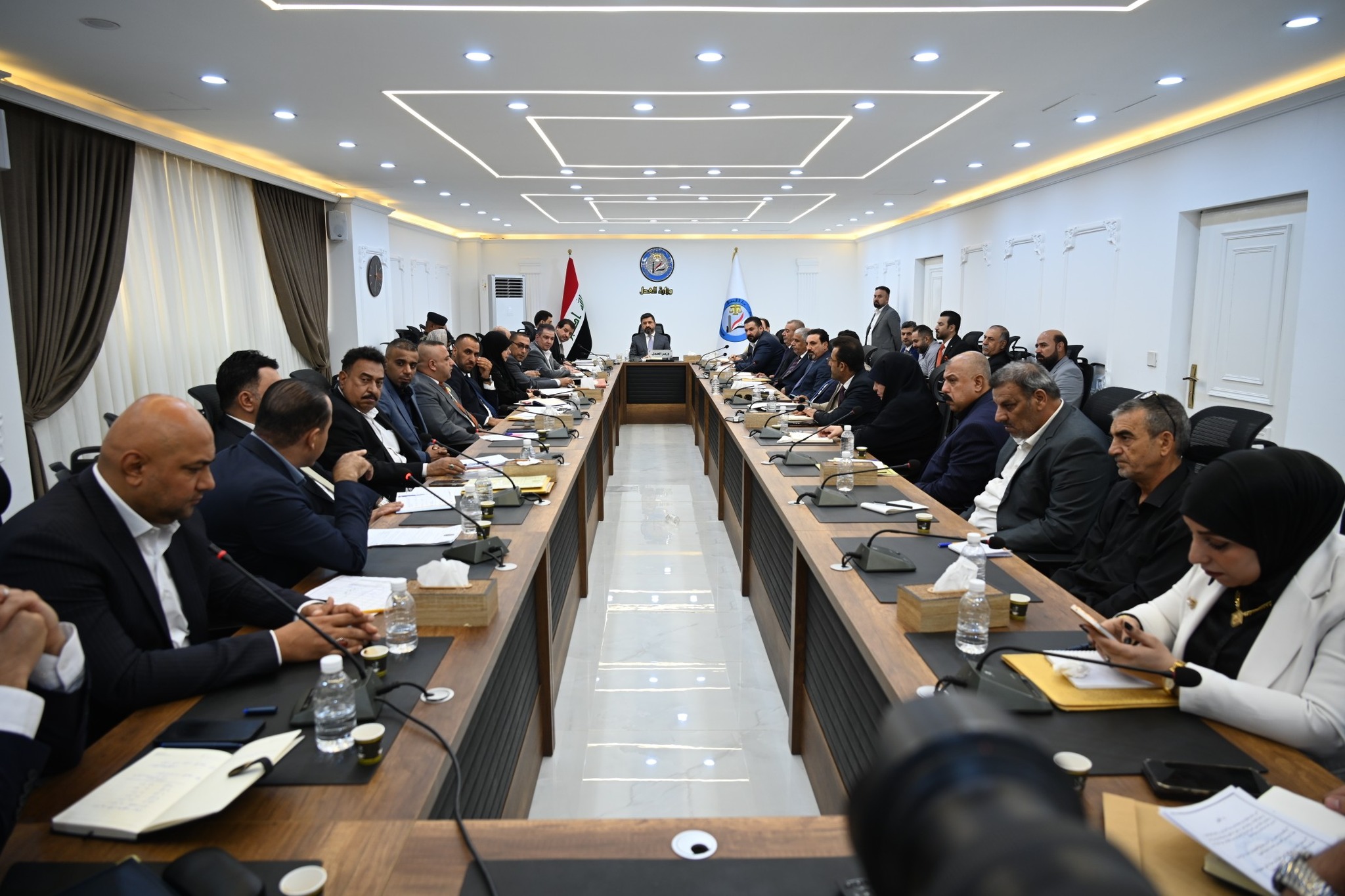 وزير العدل يترأس اجتماعاً للكوادر الإدارية في دائرة الإصلاح العراقية ويوجّه باتخاذ الإجراءات الخاصة بأمن السجون وتطوير منظومة الدفاع المدني