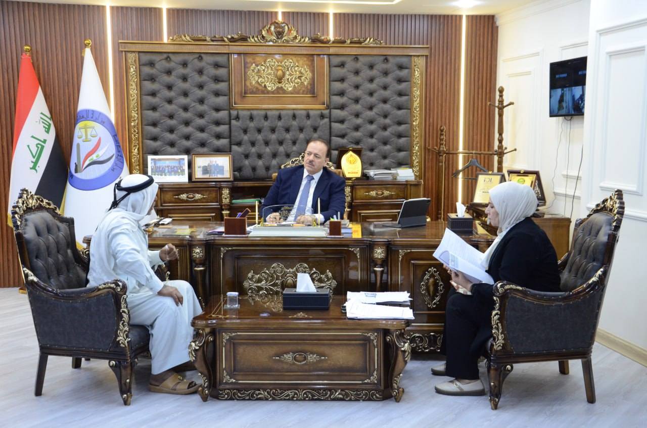 وكيل وزارة العدل للشؤون الإدارية والمالية يستقبل عدداً من المواطنين ضمن جدول اللقاءات الأسبوعية