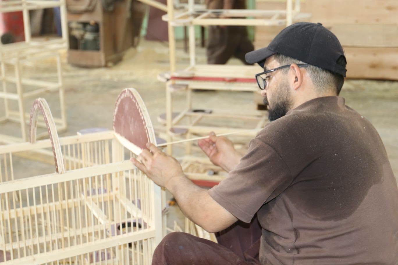 نتاجات مهنية بأيدي النزلاء في ورشة النجارة بسجن العمارة المركزي