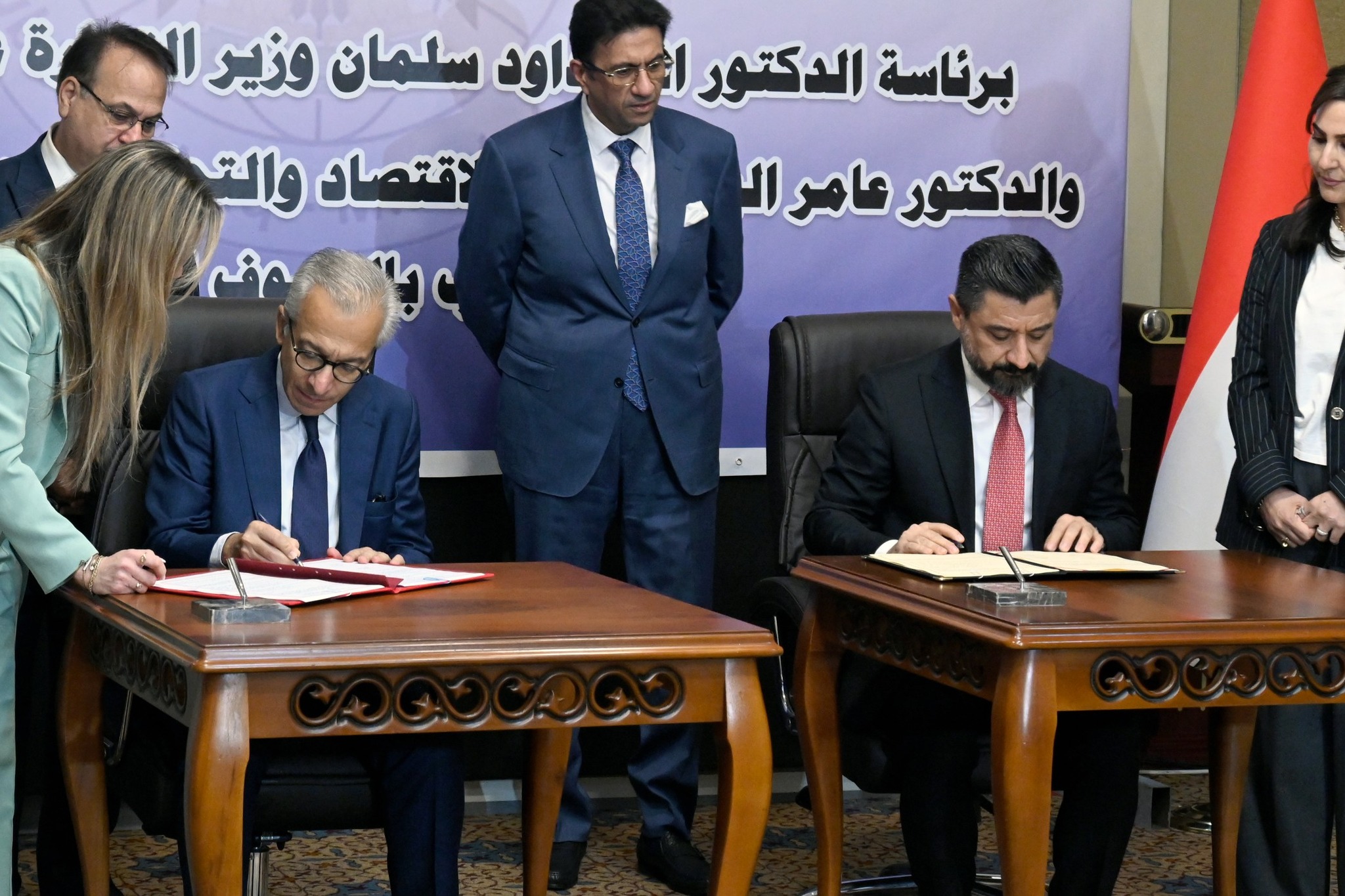 لتعزيز التعاون العدلي والقانوني مع الدول الشقيقة والصديقة.. وزير العدل ورئيس اللجنة المشتركة عن الجانب اللبناني وزير التجارة والاقتصاد يوقعان اتفاقية تبادل المحكومين بين جمهوريتي العراق ولبنان