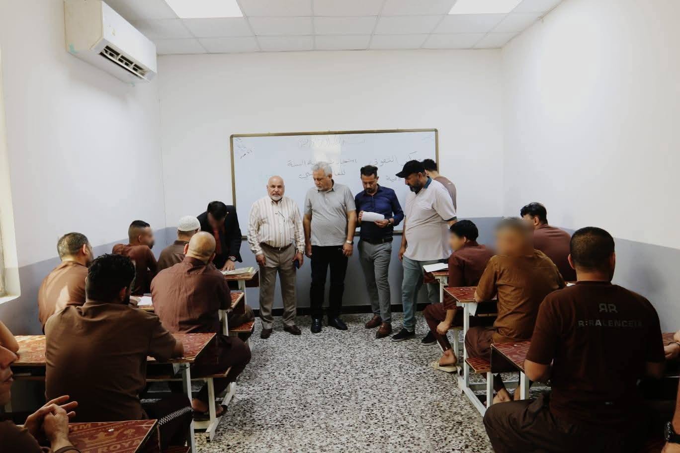 بالتعاون مع مركز التفوق لمحو الامية ... ‏سجن العمارة المركزي يجري الامتحانات الشفوية للنزلاء الدارسين